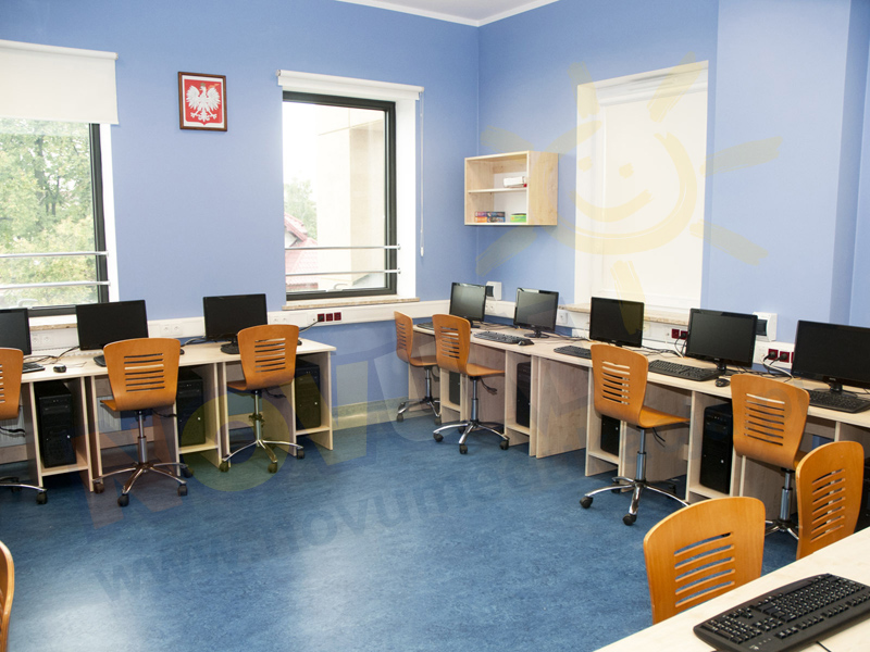 Novum Szafka wisząca do sali komputerowej z drzwiczkami